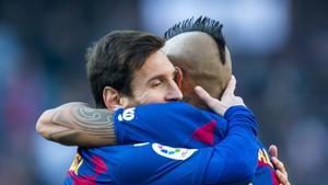 Messi es felicitado por Arturo Vidal tras marcar un gol al Eibar.