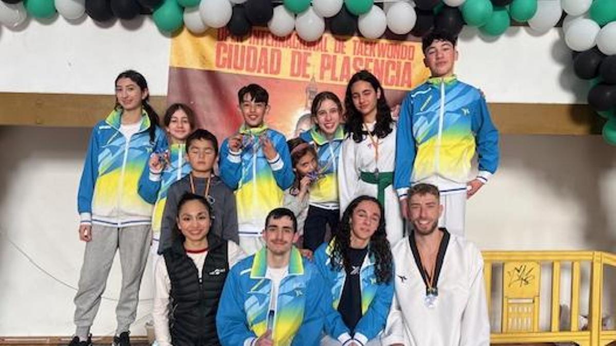 La expedición del Club Zamorano de Taekwondo posa para las cámaras en Plasencia.