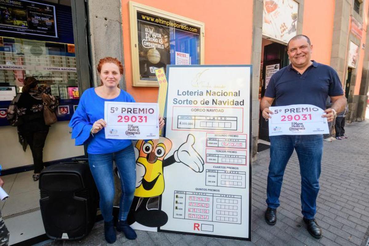 Lotería en zona de Las Palmas de Gran Canaria.ADMINISTRACIÓN EL TIMPLE DORADO.MERCADO DE VEGUETA  | 22/12/2018 | Fotógrafo: Tony Hernández