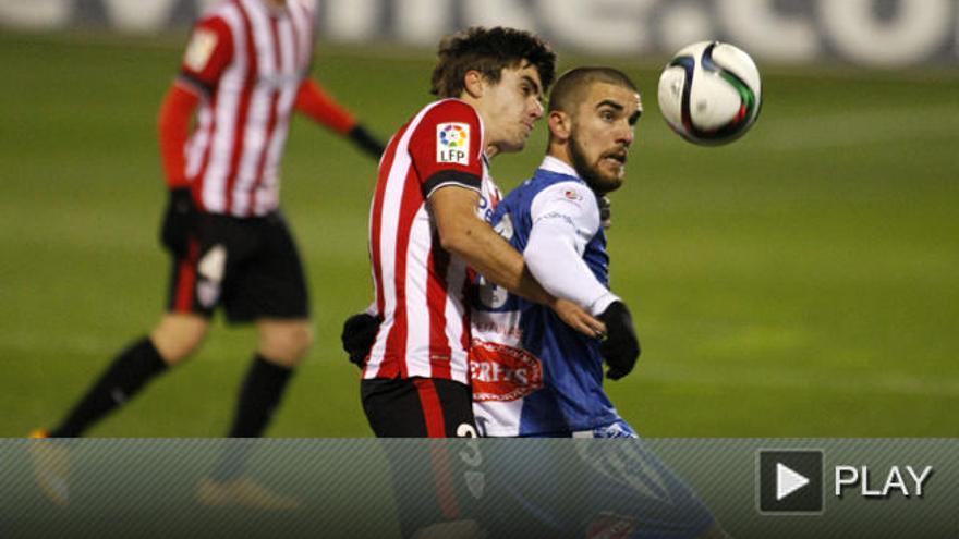 Los futbolistas del Alcoyano celebran su gol.