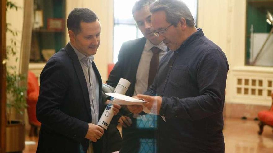 Guarido, con el director general de Aquona, Jesús García (centro) y el gerente de Zamora, Nicolás Esmorís.