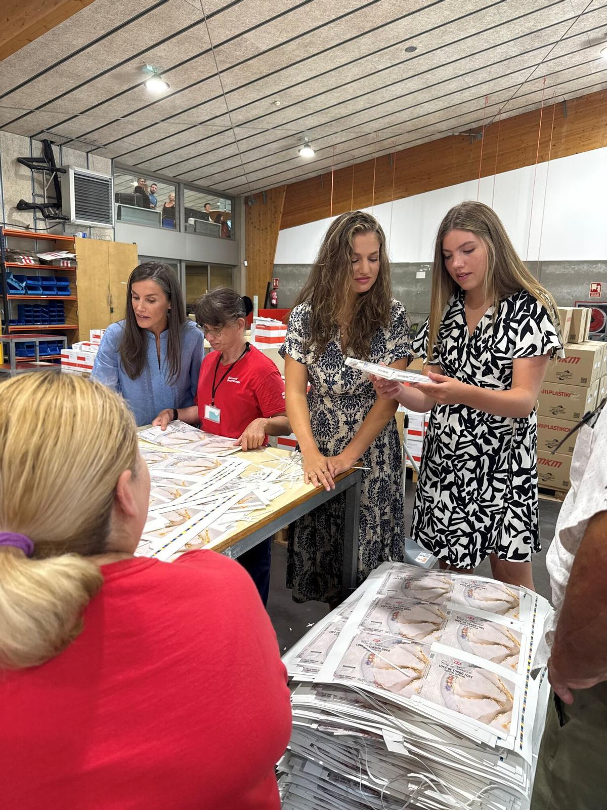 La Reina Letizia, la Princesa Leonor y la Infanta Sofía visitan por sorpresa la Casa Esment La Reina Letizia, la Princesa Leonor y la Infanta Sofía visitan por sorpresa la Casa Esment