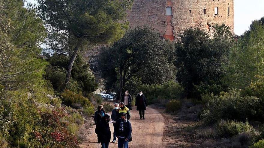 Veïns d&#039;Aguilar amb el castell de Castellar al fons, una de les zones on anirien els molins