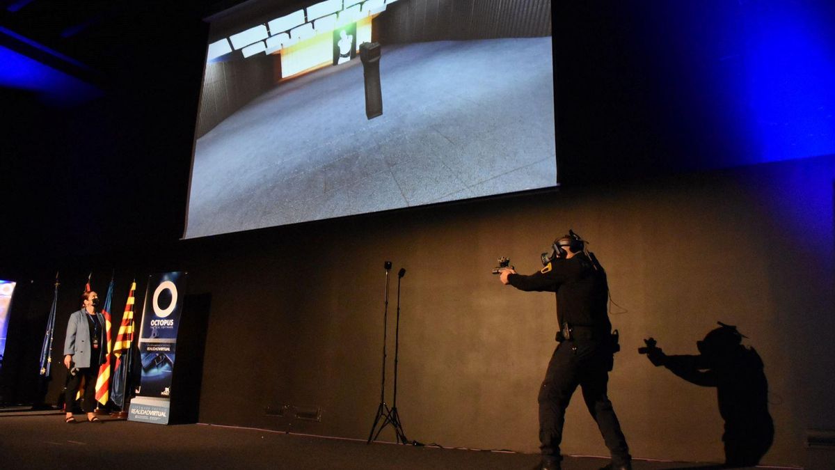 What the agent is seeing through virtual reality glasses is reproduced on the screen What the agent is seeing through virtual reality glasses is reproduced on the screen