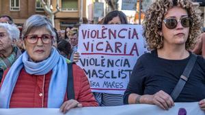 Concentración contra la violencia vicaria por el asesinato de una vecina del Prat del Llobregat de 43 años y de sus dos hijos de 8 años, presuntamente a manos de su marido.