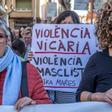 Concentración contra la violencia vicaria por el asesinato de una vecina del Prat del Llobregat de 43 años y de sus dos hijos de 8 años, presuntamente a manos de su marido.