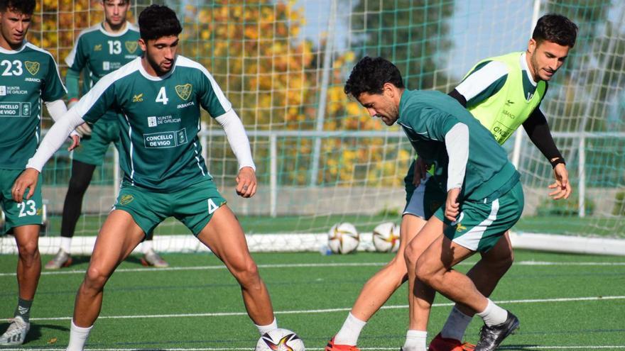 Mateo, Lucas y Borja luchan por el balón en el entrenamiento de ayer en Fragoselo. // R.R.