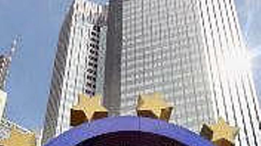 Fotografía de archivo del 27 de agosto de 2007 que muestra el edificio del Banco Central Europeo (ECB por su sigla en ingles), detrás del logo símbolo de la Unión Europea realizado por el artista Otmar Hoerl en Frankfurt (Alemania). Los precios al consumidor en Europa subieron un récord de 4.2 por ciento en julio según la información que será lanzada hoy, 31 de julio de 2008, y que presionará al Banco Central Europeo que actualmente enfrenta las amenazas de la creciente inflación y de la repentina depresión. Según las estadísticas que ofrecerá la Oficina de Estadísticas de la Unión Europea, EUROSTAT, los analistas predicen que la inflación en julio, en los 15 miembros de la Unión, se ubicará en más del doble de lo que el Banco Central Europeo puso como objetivo.