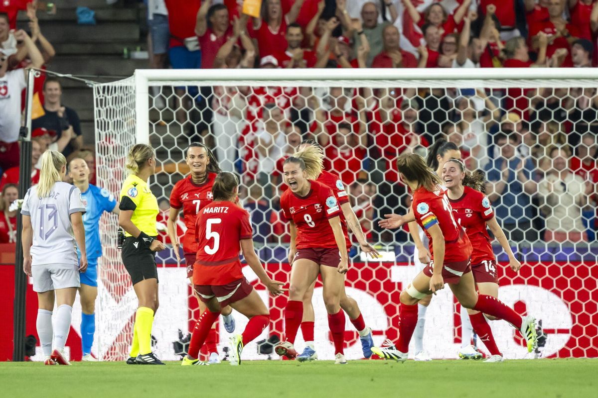 Nadine Riesen celebra su gol ante Noruega.
