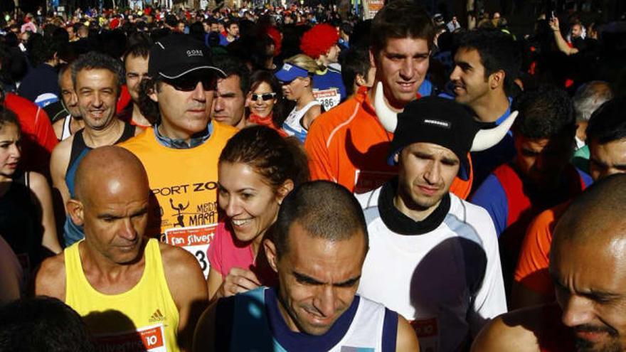 La San Silvestre fue un rotundo éxito de participación. Los atletas esperan la salida en la Rambla donde se vislumbra la Torre Provincial.