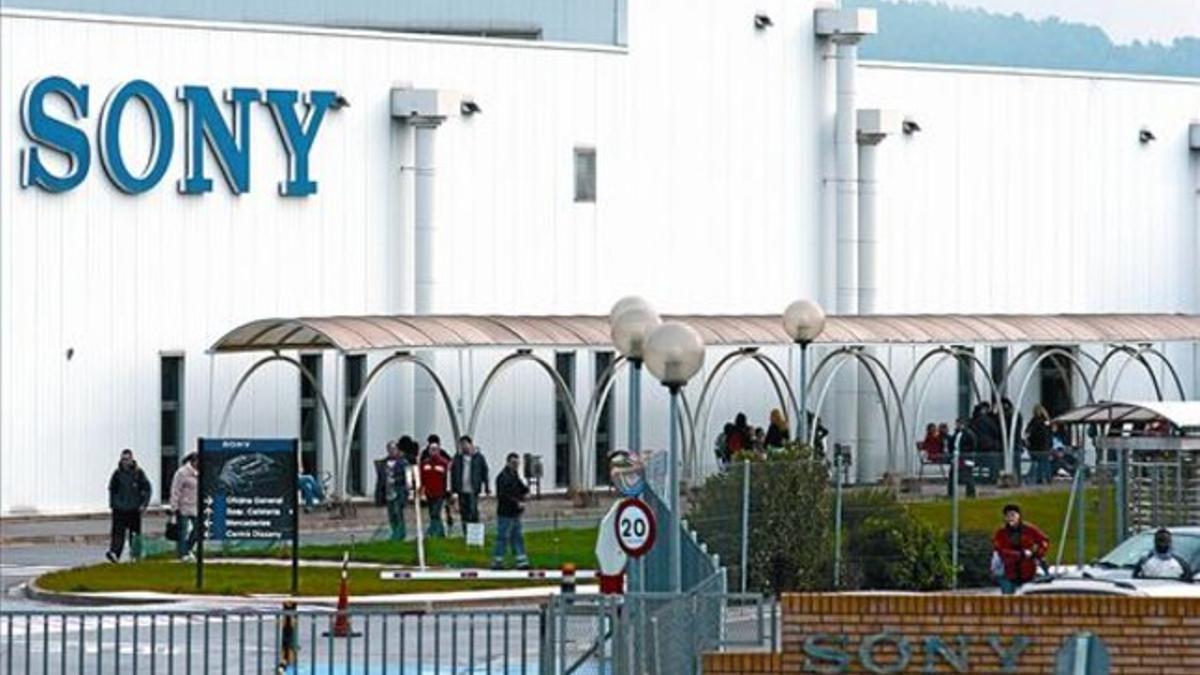 Salida de trabajadores de la planta de Sony, en Viladecavalls.