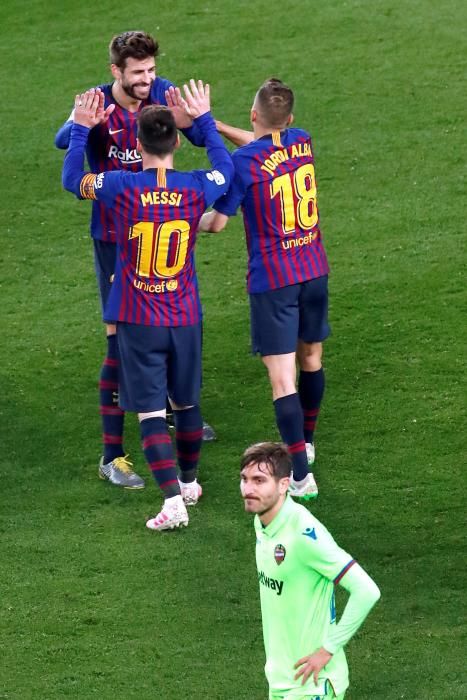 Los jugadores del Barcelona celebran el título.