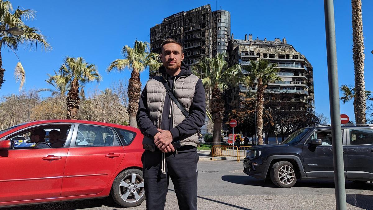 Volodymyr junto al edificio calcinado en València.