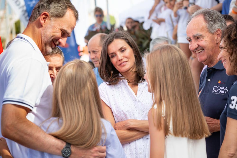 Primera aparición pública de los Reyes y sus hijas en el Club Náutico de Palma