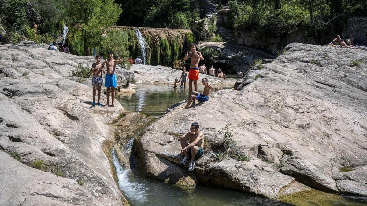 Bañistas en la riera de Merlès