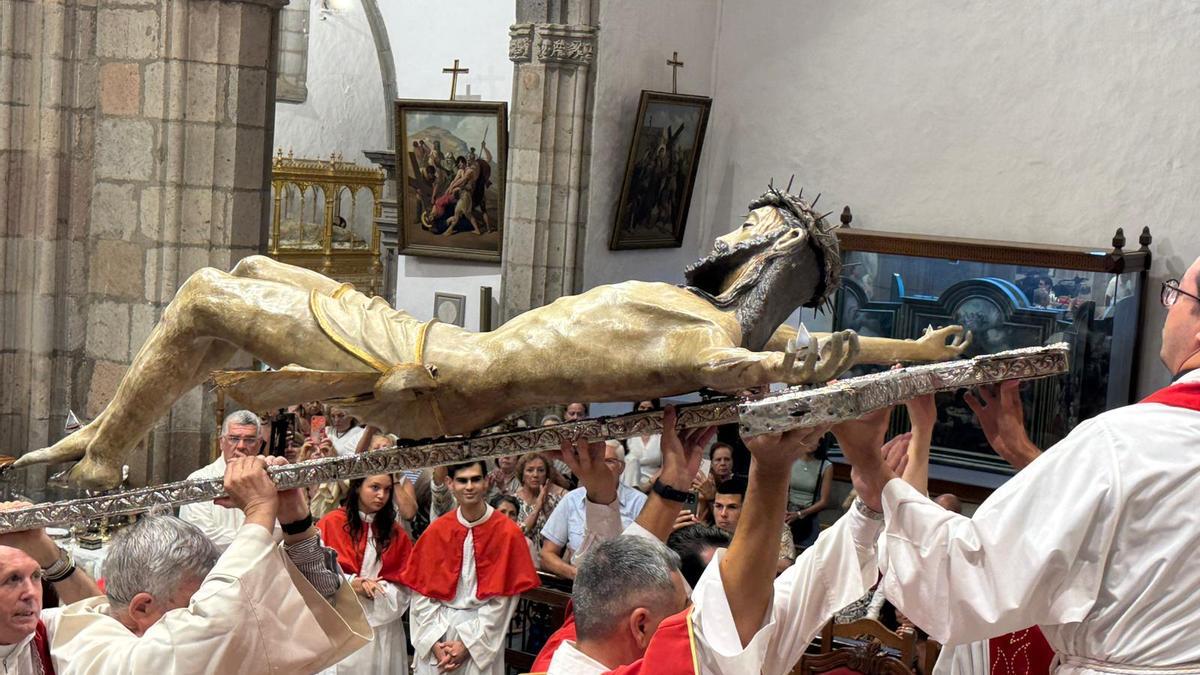 El Santo Cristo de Telde regresa a lo más alto del altar