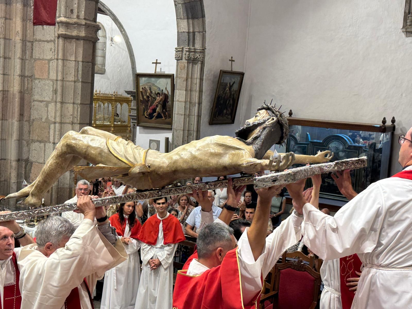 El Santo Cristo de Telde regresa a lo más alto del altar