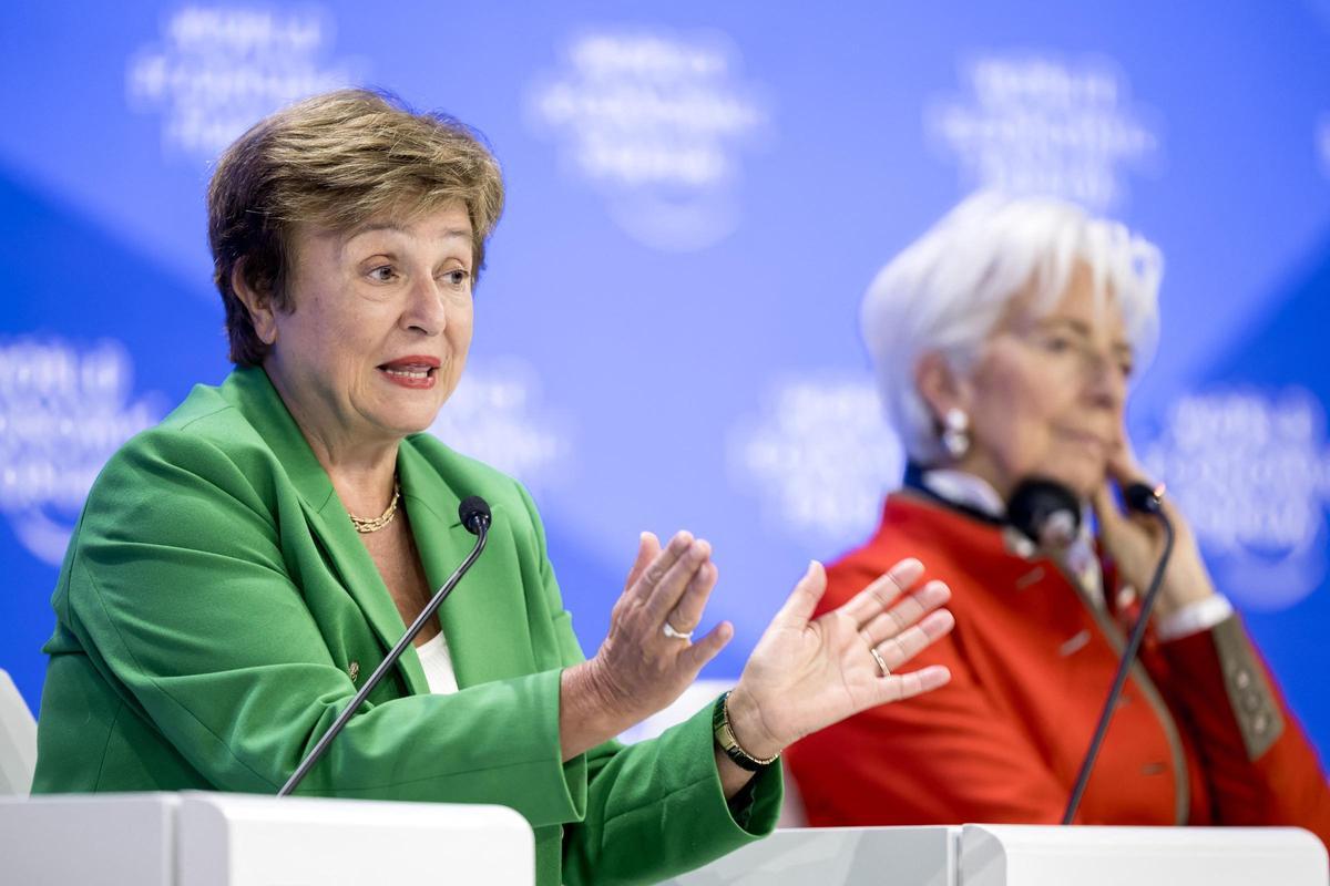 La directora del FMI, Kristalina Georgieva, y la presidenta del BCE, Christine Lagarde, en una mesa de debate del Foro Económico sobre perspectivas globales.