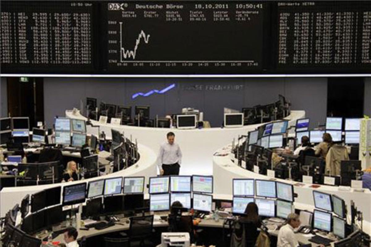 Diversos operadors treballen a les seves taules a la Borsa de Frankfurt.