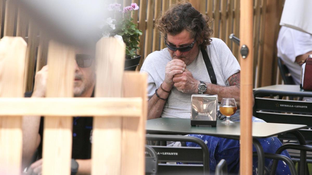 Un hombre fuma en la terraza de un bar de Murcia.