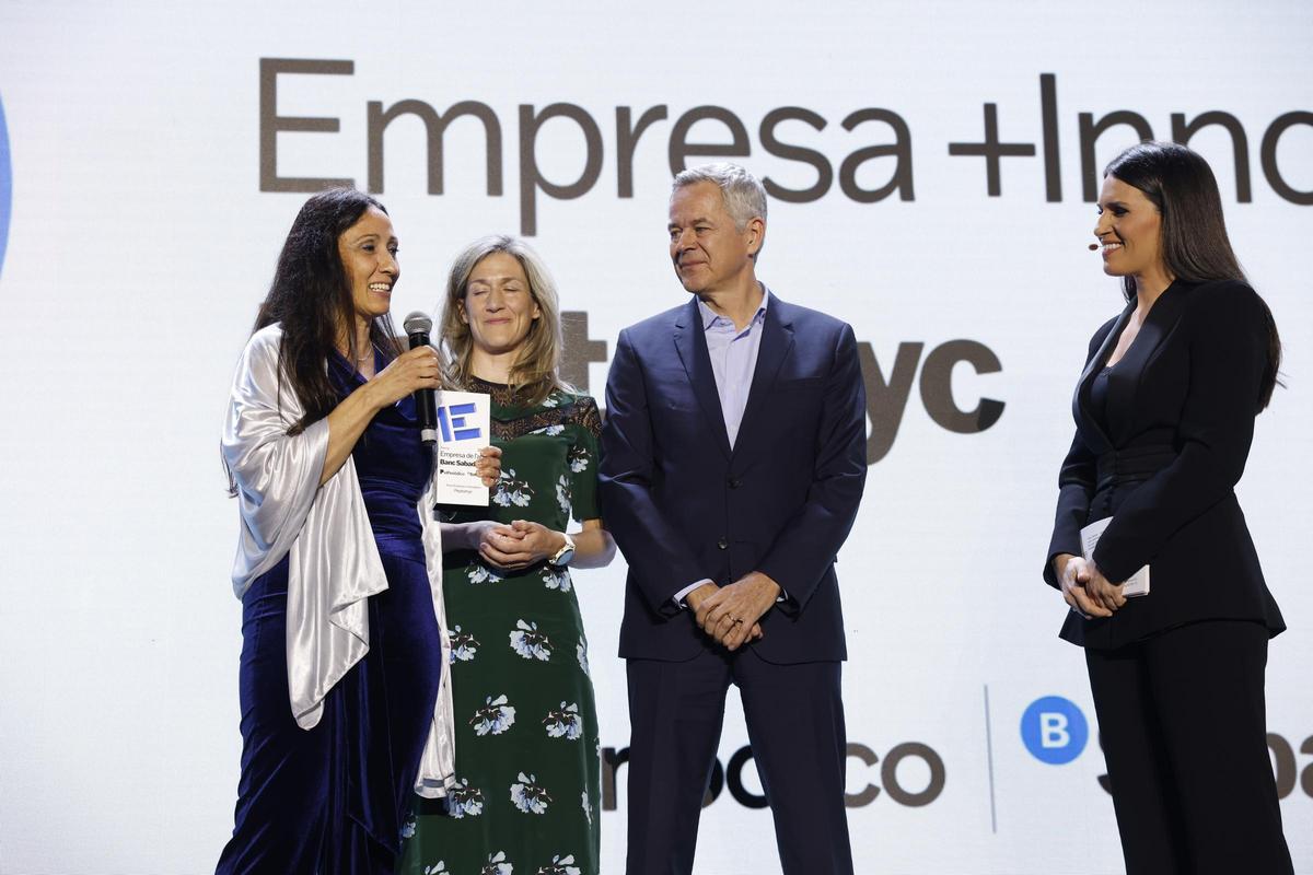 Un momento de la entrega del premio Empresa +Innovadora a Peptomyc. Recoge el premio Jörg Klumbis (CFO), Marie-Eve Beaulieu (CSO) y Laura Soucek (CEO).