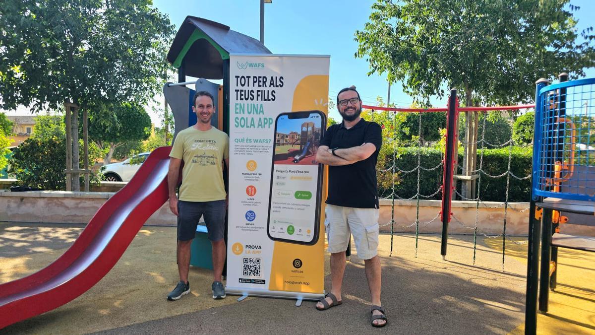 Los creadores de la aplicación Wafs, Lluís Parpal y Víctor Barrientos, vecinos de Marratxí, en el parque del Pla de na Tesa.
