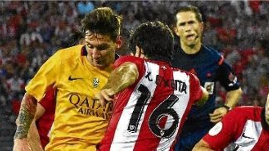 Messi prova de marxar de la pressió d&#039;Etxeita, de l&#039;Athletic.