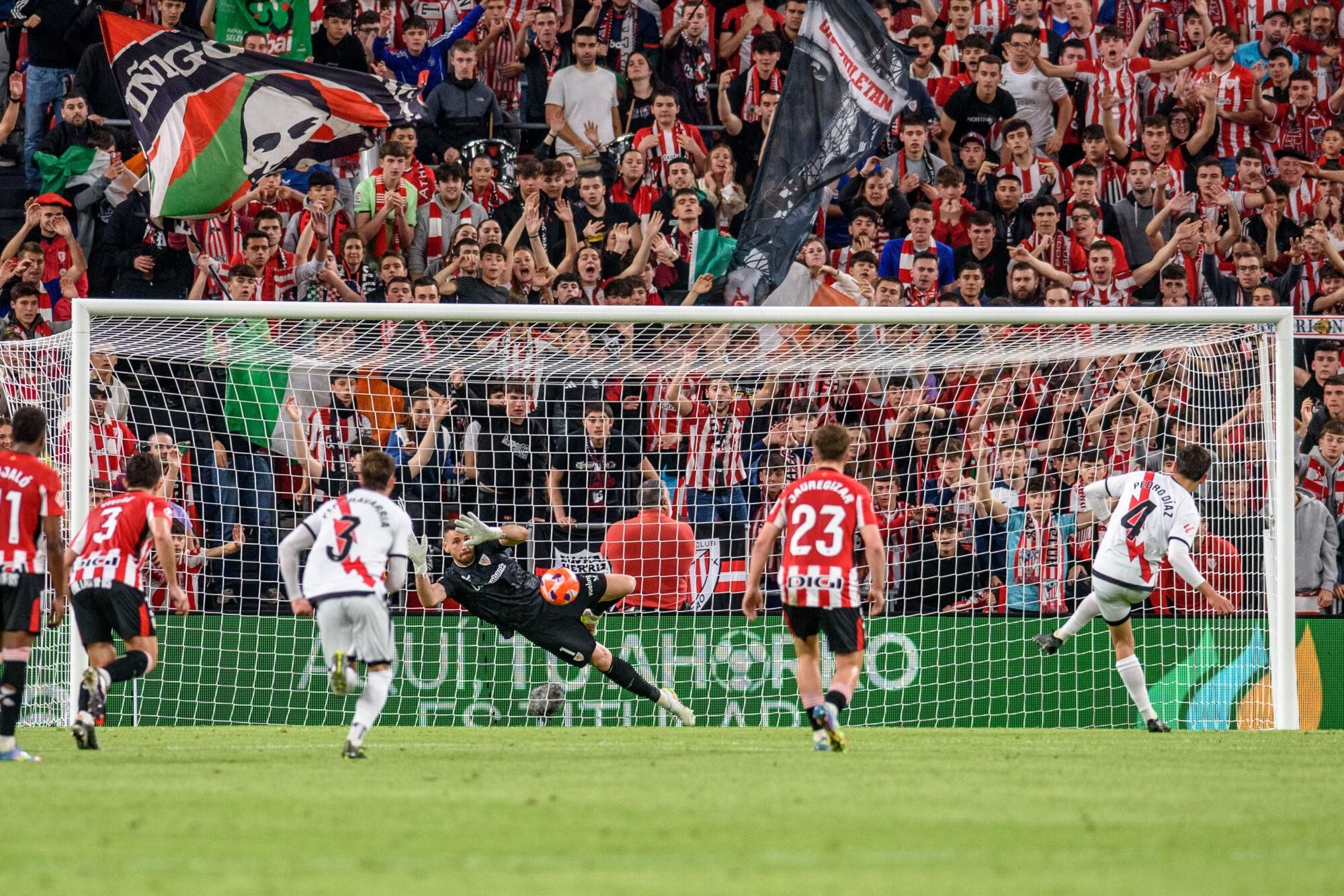 BILBAO (PAÍS VASCO), 13/04/2025.- El portero del Athletic Club de Bilbao Unai Simón (4i) para un penalti lanzado por el centrocampista del Rayo Vallecano Pedro Díaz (d) durante el partido de la jornada 31 de LaLiga EA Sports que disputan Athletic Club de Bilbao y Rayo Vallecano este domingo en el estadio de San Mamés, en Bilbao. EFE/Javier Zorrilla