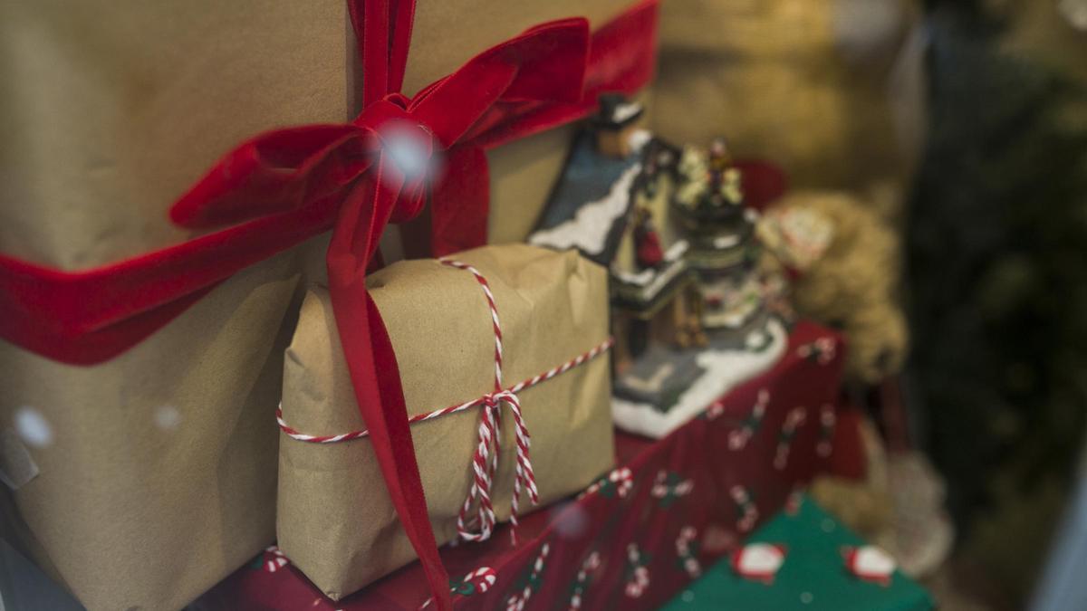 Imagen de archivo de varios regalos de Navidad.