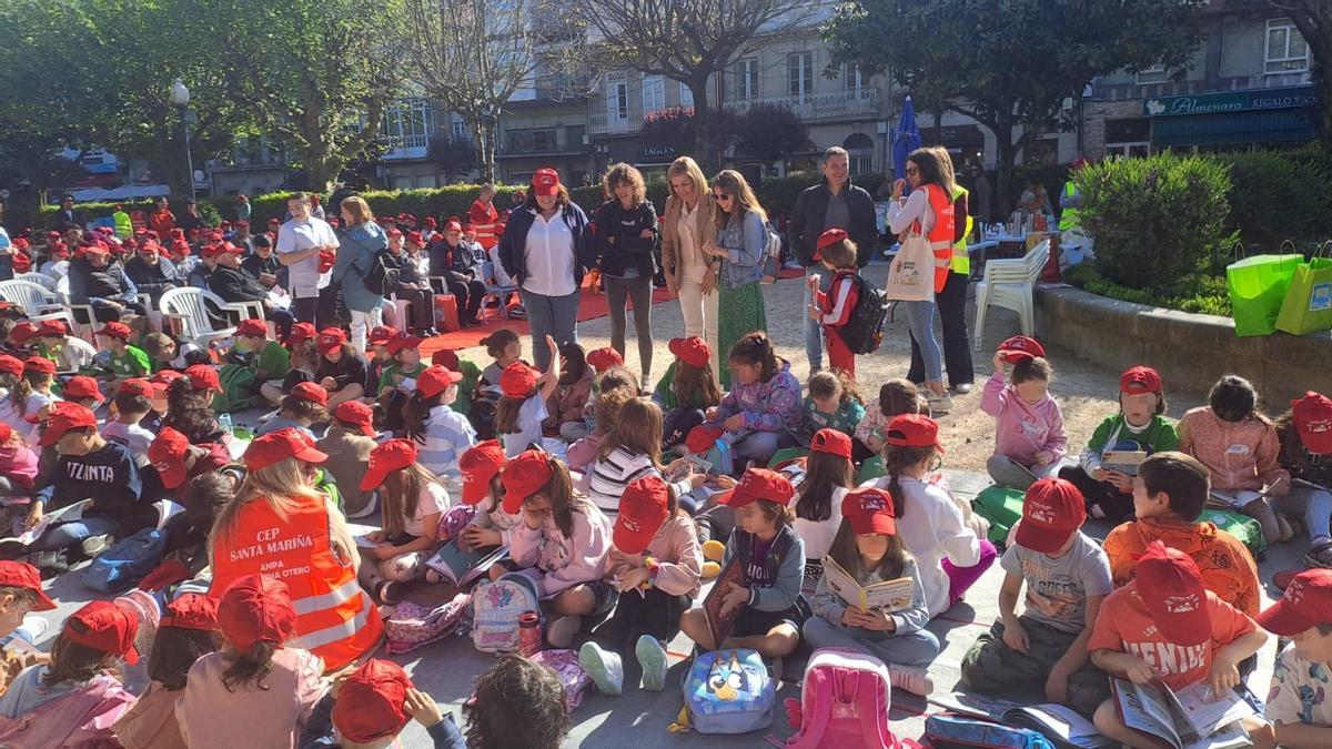 La alcaldesa redondelana, Digna Rivas, ayer con los escolares durante la jornada.