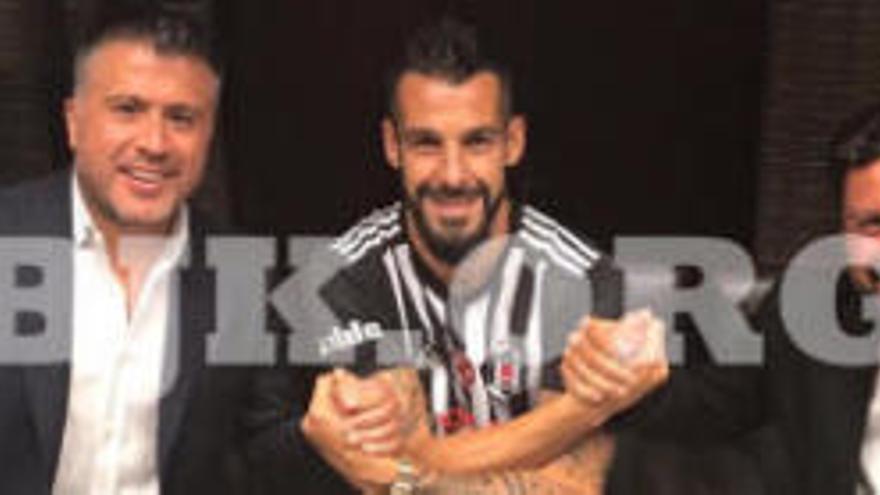 El Valencia hace oficial el traspaso de Negredo al Besiktas