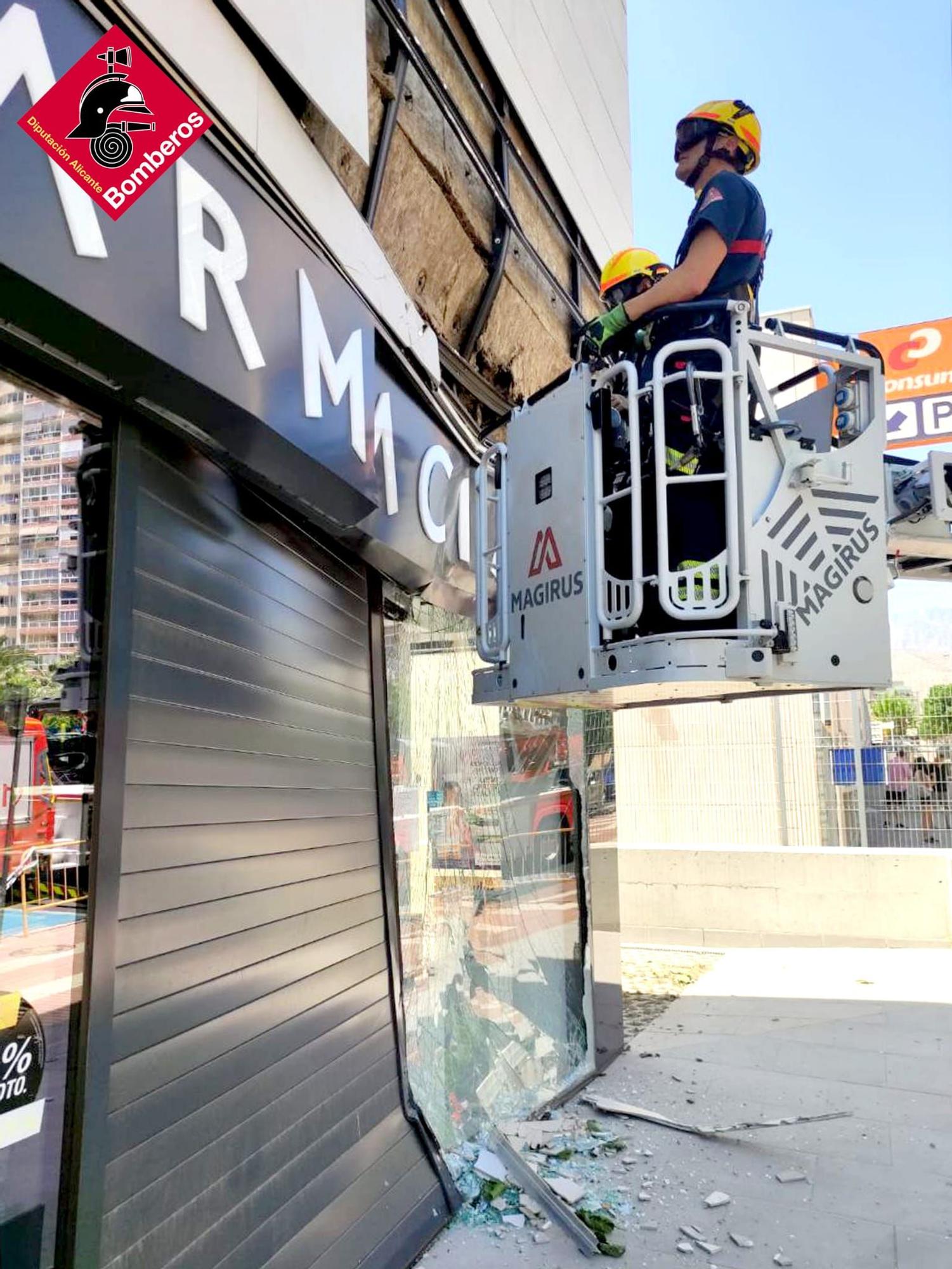 Las imágenes que dejó el choque de un autobús contra una farmacia en La Vila Joiosa