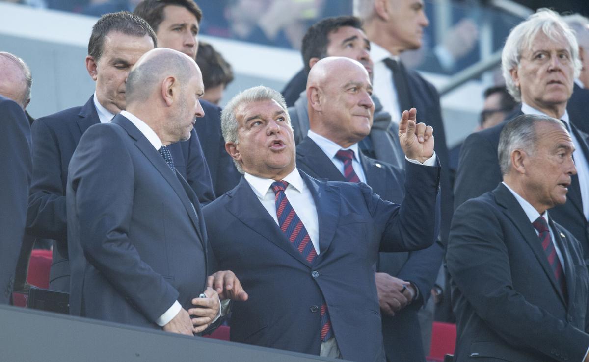 Barcelona 10.05.2026. Deportes. Joan Laporta conversa con el presidente de la RFE fútbol, Rafael Louzán, y Rafa Yuste en el palco antes del ‘clásico’ entre el FC Barcelona y el Real Madrid. Fotografía de Jordi Cotrina