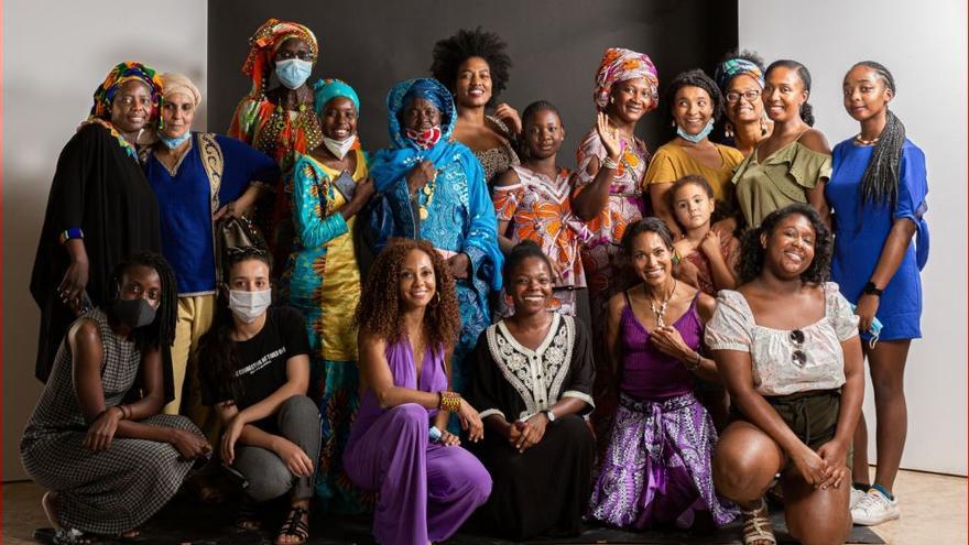 Un grupo de mujeres posa durante un evento en Ruzafa Estudio