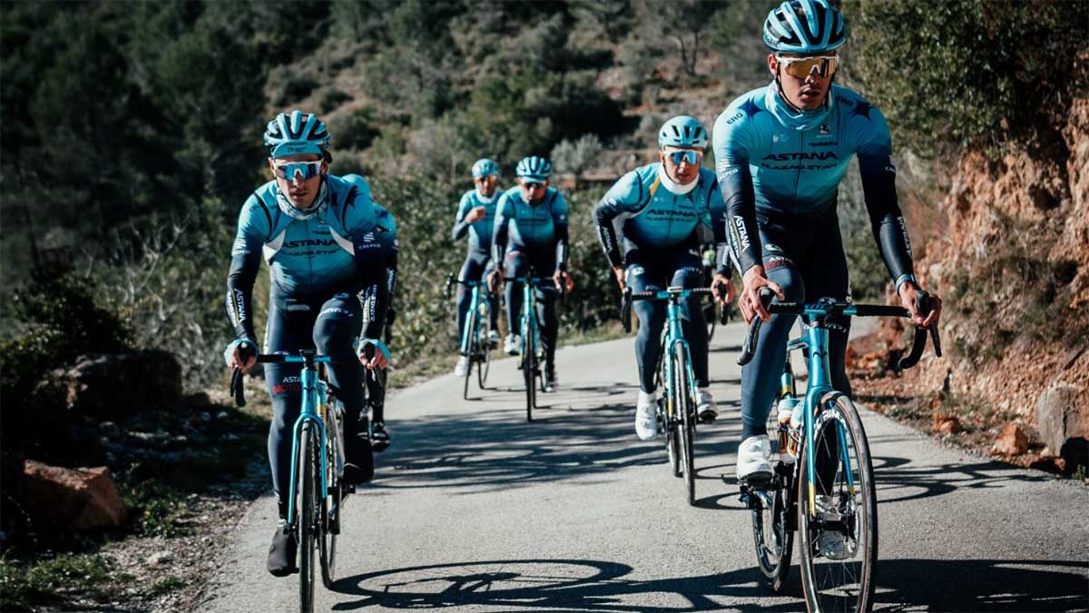 Astana entrenando para la Vuelta a Andalucía