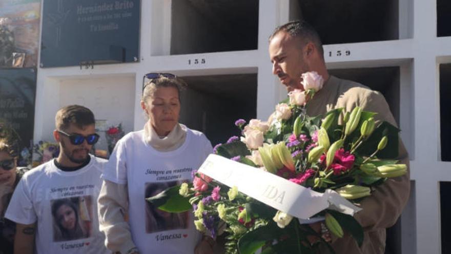 La madre recibe un ramo de flores en el cementerio, que entregó el concejal Enrique Pérez de parte del pueblo.