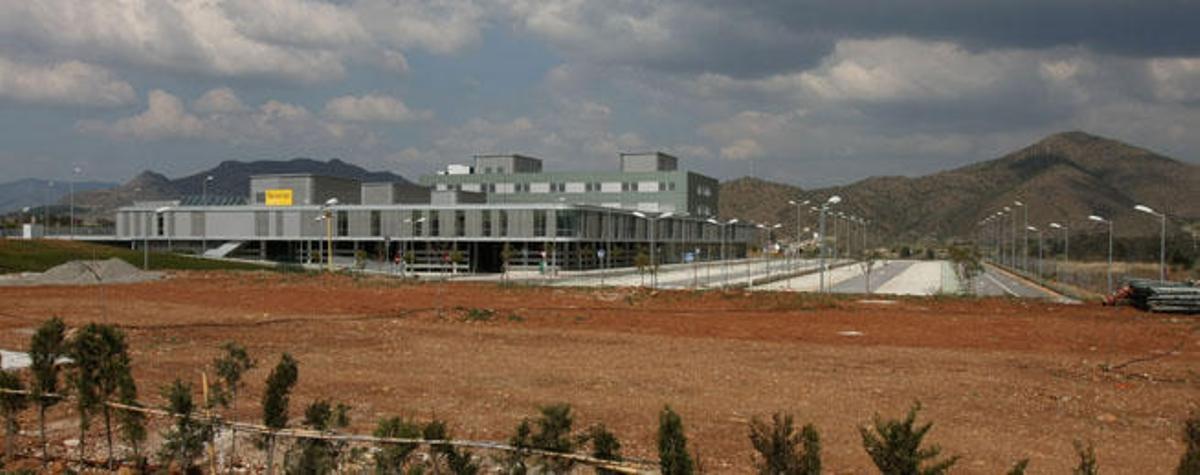 El centro está terminado a falta del tendido eléctrico y de construir el vial de acceso.