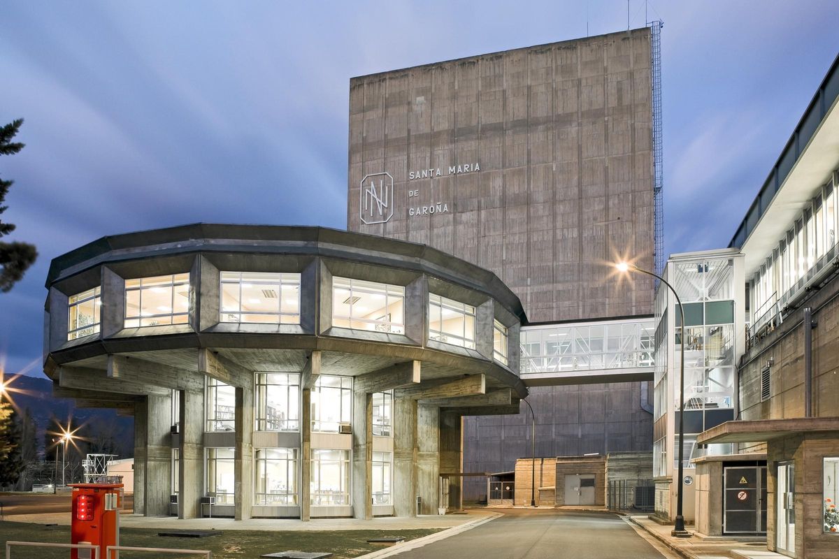 Exterior de la Central Nuclear de Santa María de Garoña, ahora en la fase inicial de desmantelamiento.