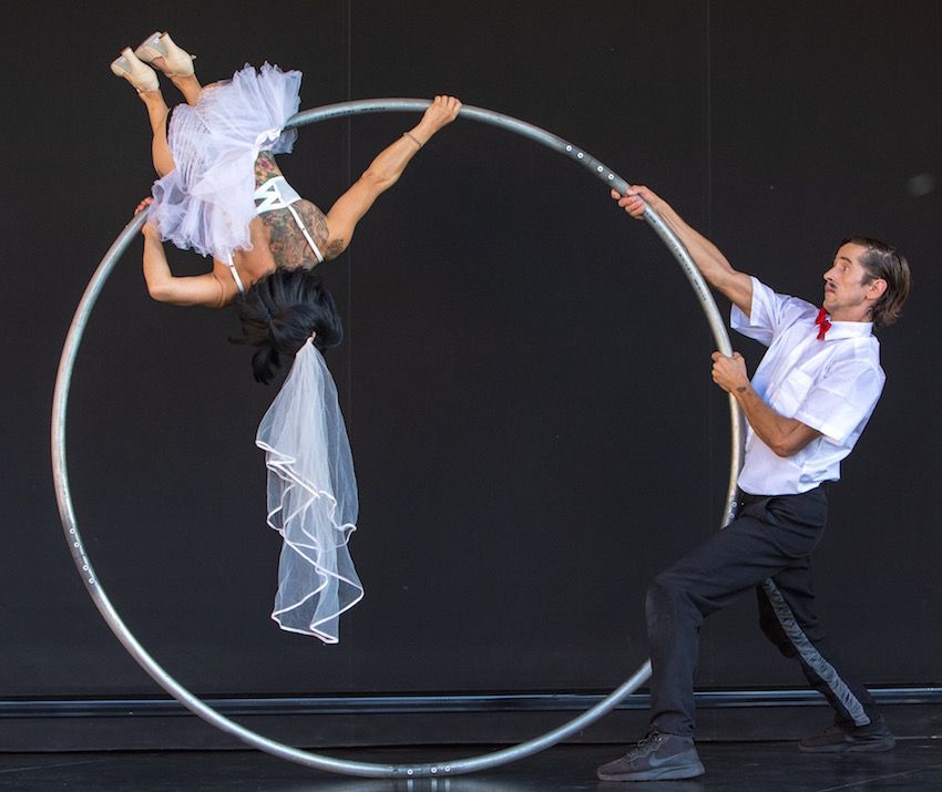 El festival tiene como base el desarrollo del circo contemporáneo para una playa contemporánea.