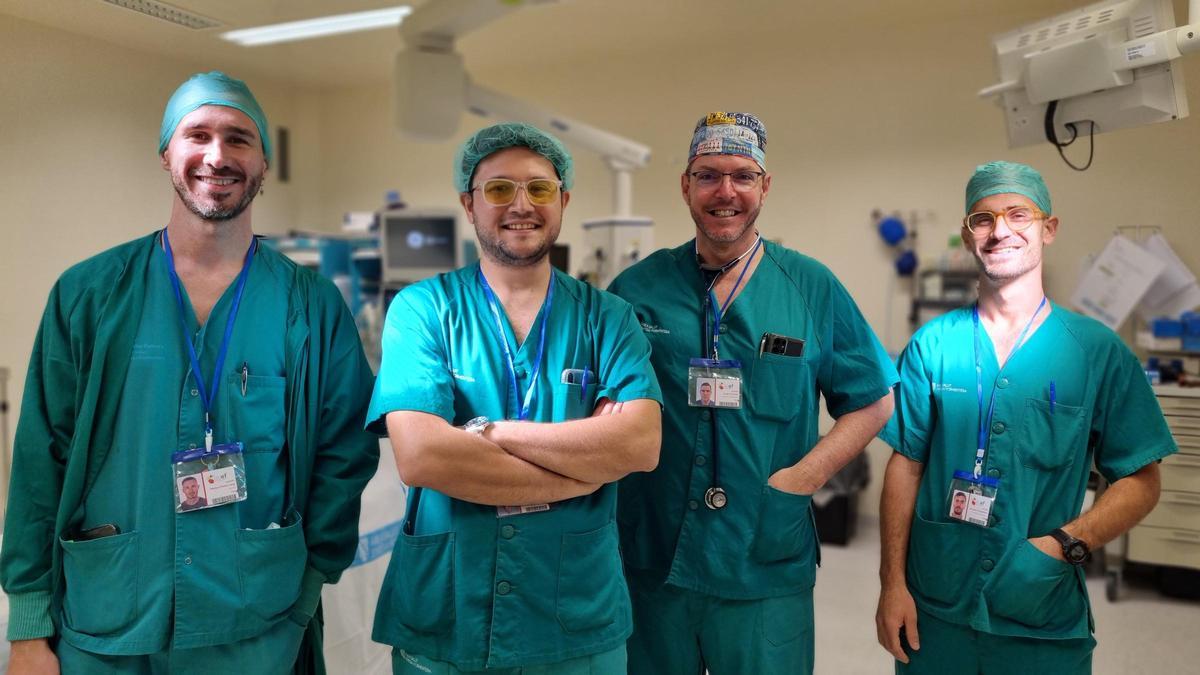 De izquierda a derecha, los anestesistas Mariano Lang, Eduardo Pintos, Jorge Herrera y Gonzalo Castellani en uno de los quirófanos