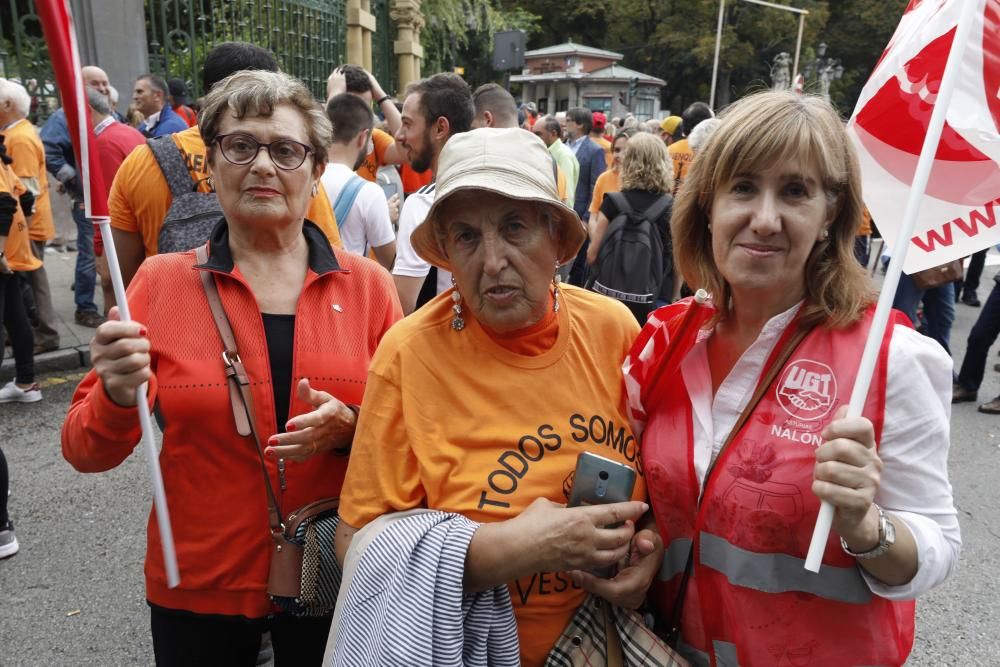 Los trabajadores de Vesuvius marchan a pie desde la fábrica de Riaño hasta la Junta