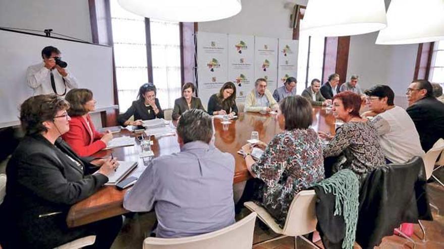 La directora general de Turismo, Pilar Carbonell, y representantes de los empresarios se reunieron ayer en la Conselleria.