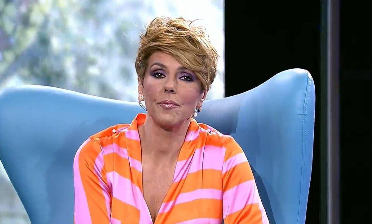 La jutge fa seure al banc dels acusats Rocío Carrasco i li exigeix pagar una fiança La jutge fa seure al banc dels acusats Rocío Carrasco i li exigeix pagar una fiança