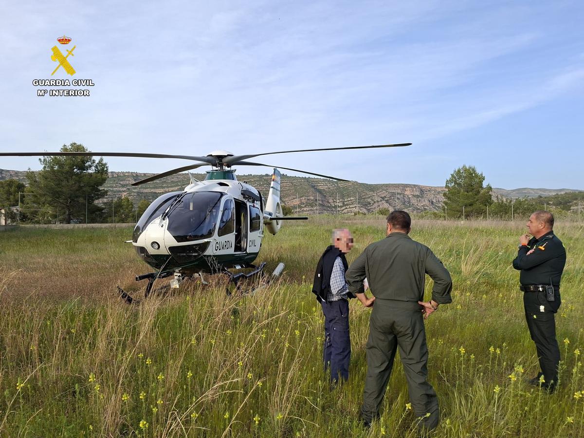 El hombre desaparecido en Millares, tras ser rescatado por el helicóptero de la Guardia Civil.