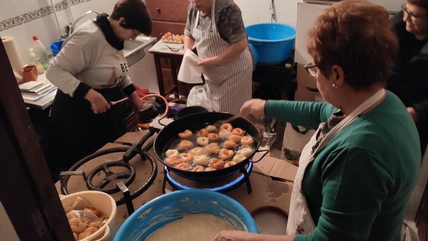 Los asistentes al acto tuvieron la oportunidad de probar unos buñuelos.