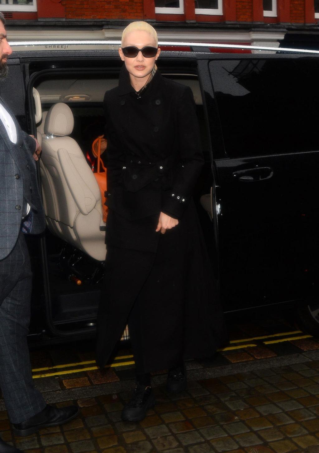 Gigi Hadid se tiñe el pelo y las cejas de rubio platino