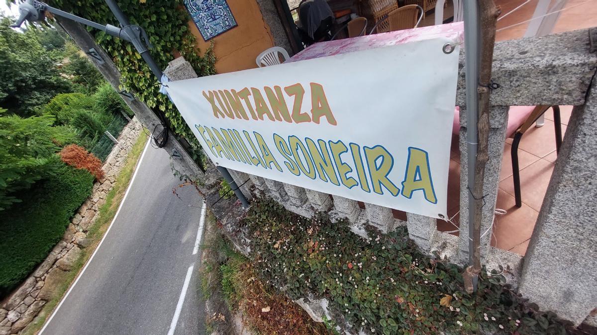 Cartel en la casa donde se organiza esta jornada de celebración para los Soneira.