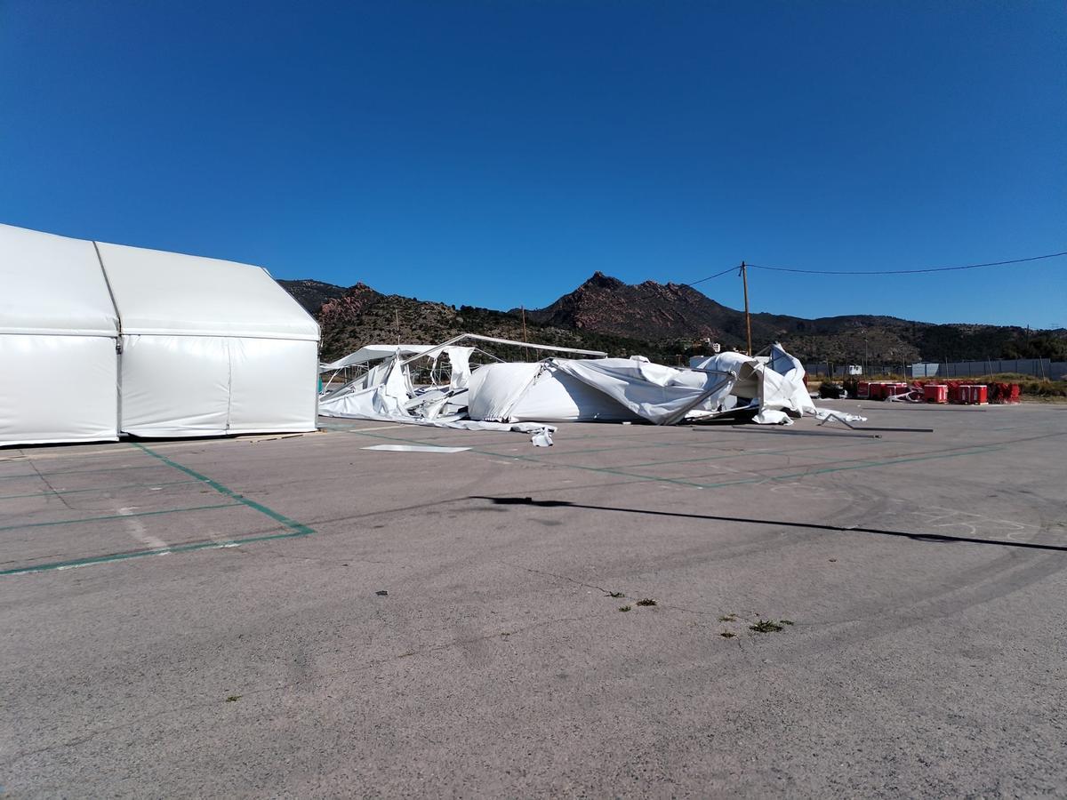 El viento provoca daños en el montaje del SanSan Festival durante una domingo difícil en Benicàssim