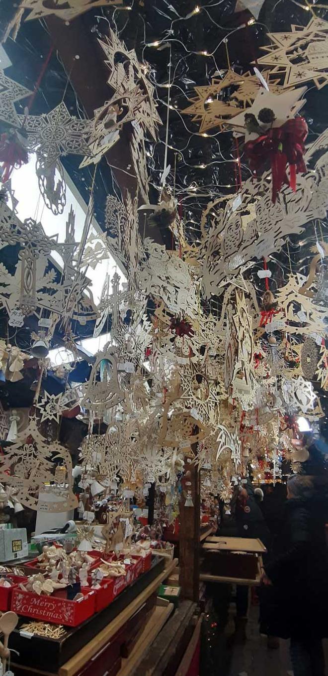 Adornos navideños en los puestos