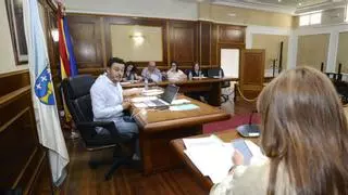 El bipartito de Rodeiro alega que ya trabaja en eliminar las goteras del pabellón y los socavones de la calle B